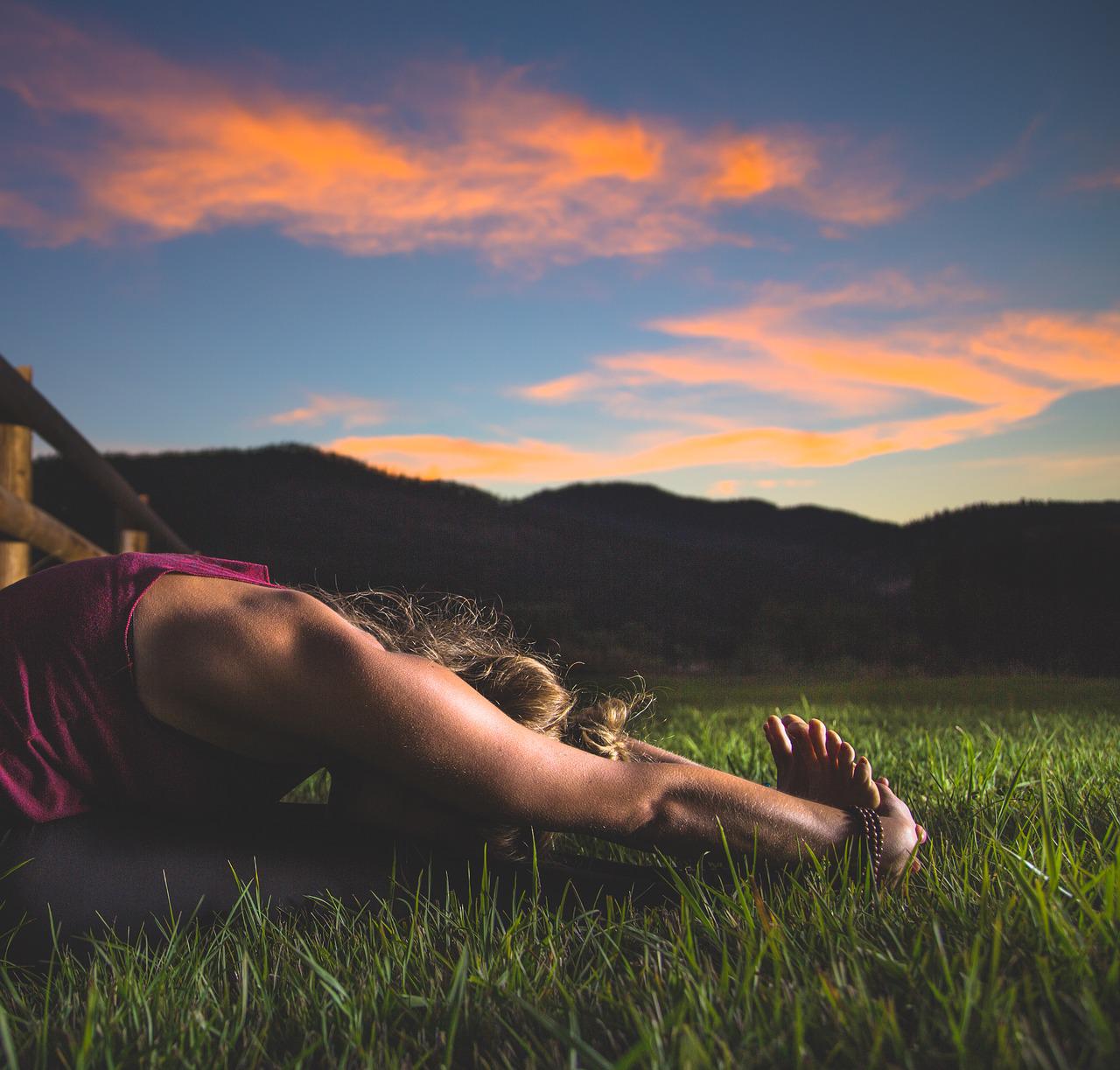 5 łatwych ćwiczeń jogi, które pomogą ci lepiej spać – mudry na sen
