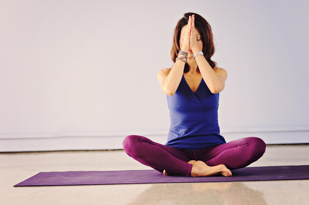 Joga – pozycja półlotosu. Wskazówki, dzięki którym praktyka jogi stanie się łatwa i wygodna